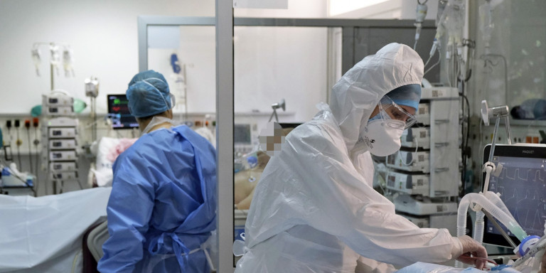 Καπραβέλος: Πέθανε μητέρα στη ΜΕΘ και δίπλα διασωληνωμένος ο 37χρονος γιος της