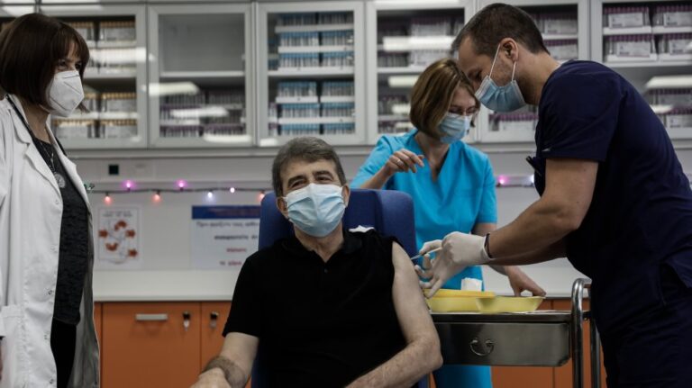 Εμβολιάστηκε στον «Ευαγγελισμό» ο Μιχάλης Χρυσοχοΐδης