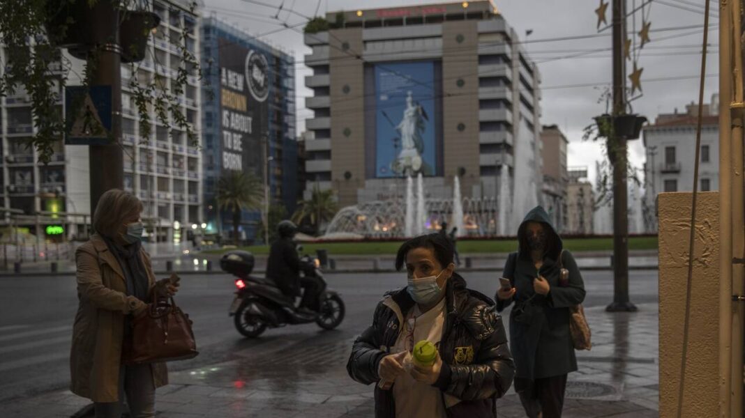 Κορωνοϊός: Ανακούφιση για τον τριψήφιο αριθμό κρουσμάτων – Συνεχίζεται η πίεση στο ΕΣΥ