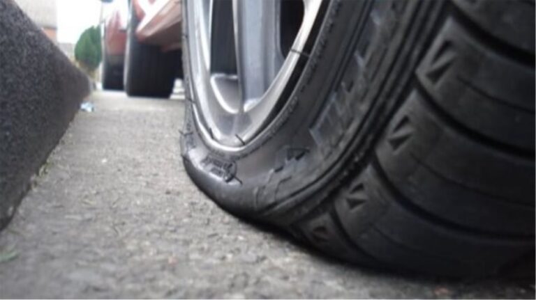 Ηλικιωμένος έσκιζε λάστιχα οχημάτων – Τον κατέγραψαν οι κάμερες