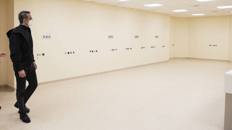 Μητσοτάκης: Οι υγειονομικοί θα εμβολιαστούν πρώτοι, θα δώσουν το καλό παράδειγμα