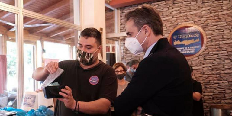 Στην ταβέρνα «Κρητικός» ο Κυρ. Μητσοτάκης – Μοίρασε φαγητό σε ανθρώπους που έχουν ανάγκη