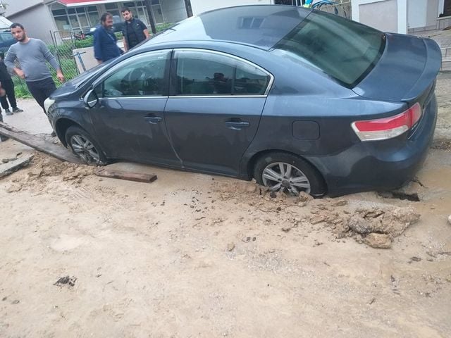 Ηράκλειο: Υποχώρησε ο δρόμος, «βούλιαξε» το αυτοκίνητο (εικόνες)