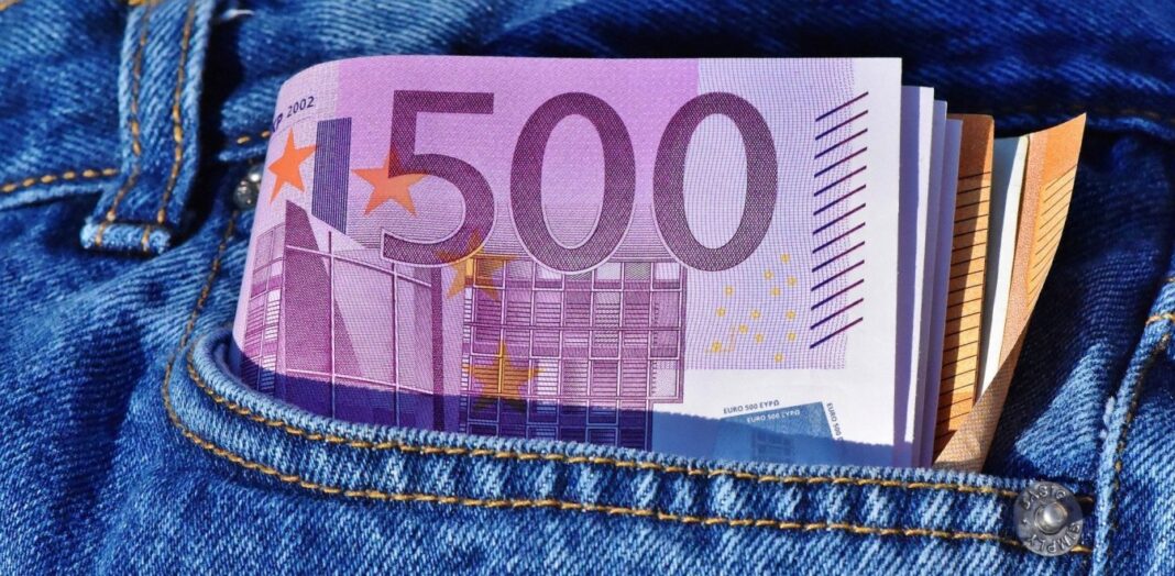 Ανάρπαστα τα χαρτονομίσματα των 500 ευρώ που πλέον δεν κυκλοφορούν