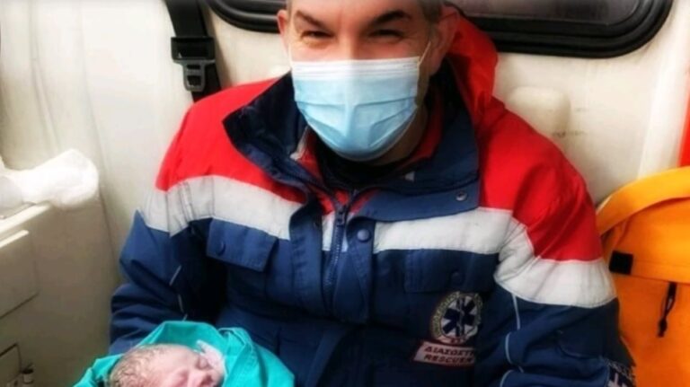 Μωρό γεννήθηκε μέσα σε ασθενοφόρο – Συγκινητικό μήνυμα διασώστη του ΕΚΑΒ