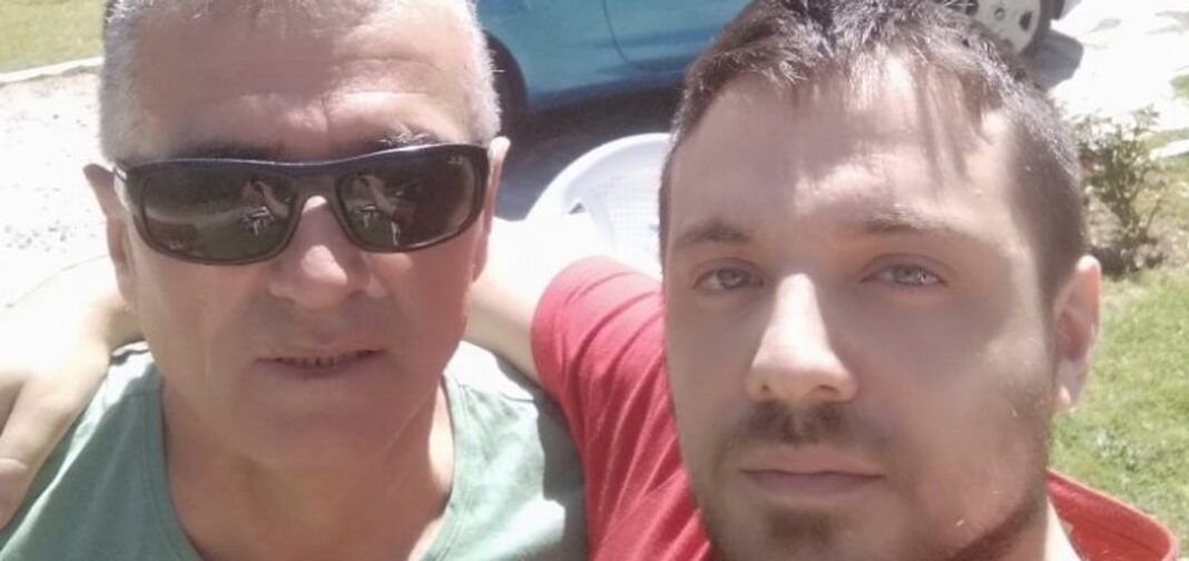 Ραγίζει καρδιές το αντίο του γιού του νοσηλευτή ο οποίος έχασε τη μάχη με τον κορωνοϊό