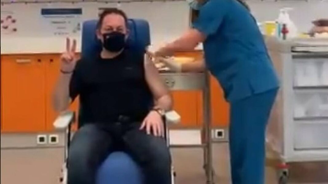 Εμβολιάστηκε ο Στέλιος Πέτσας: «Σηκώνουμε μανίκια – Ελευθερία»