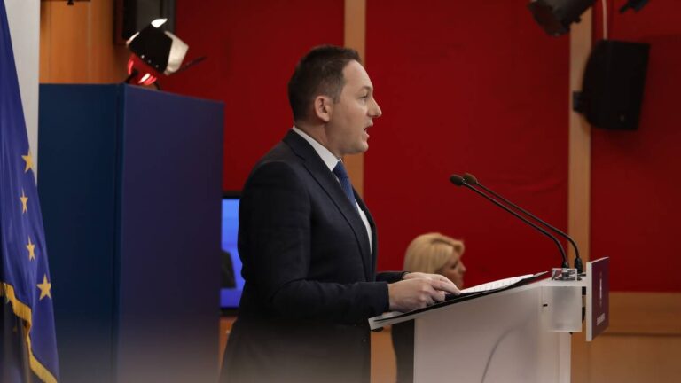 Πέτσας: Πιθανό το άνοιγμα όλων των σχολείων στις 8 Ιανουαρίου αν συνεχιστεί η πτώση