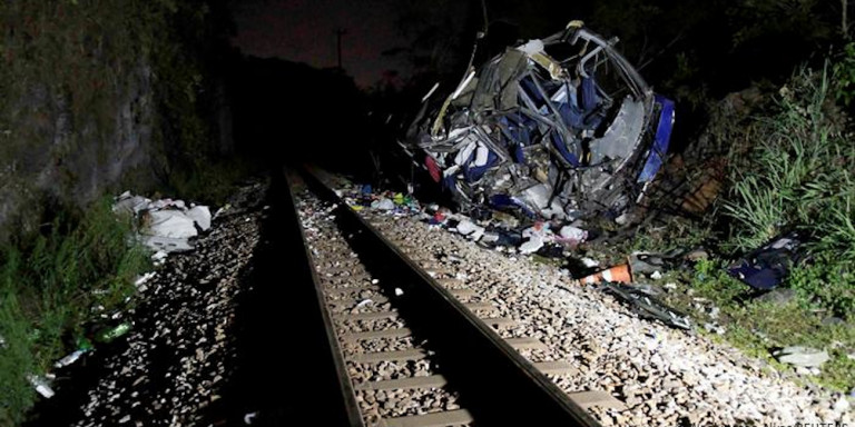 Στους 16 οι νεκροί από την πτώση λεωφορείου από οδογέφυρα