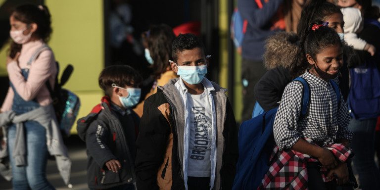 Καταγγελία για επίθεση σε δομή προσφυγόπουλων – Με μαχαίρια και σιδερολοστούς, φώναζαν ρατσιστικά σχόλια