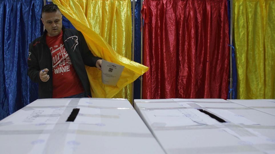 Ρουμανία: Άνοιξαν οι κάλπες για τις βουλευτικές εκλογές – Ποιο κόμμα είναι το φαβορί