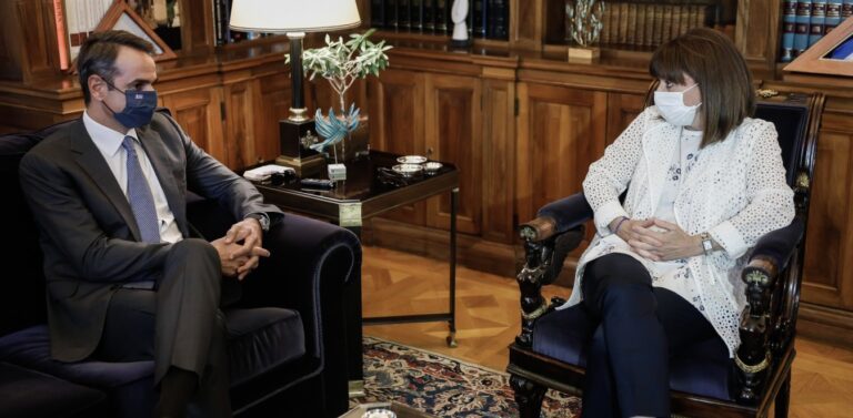 Κορωνοϊός: Ποιοι πολιτικοί κάνουν το εμβόλιο στην πρώτη φάση – Οι ημερομηνίες