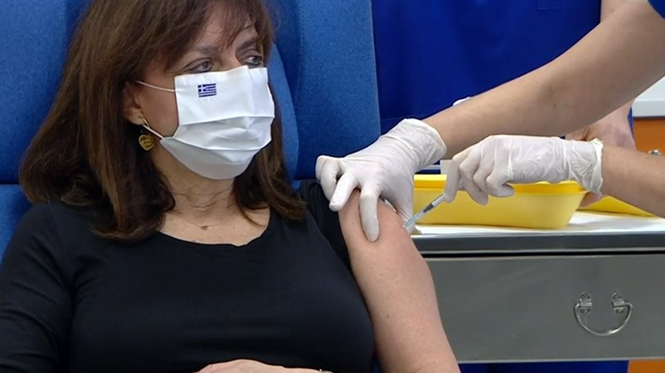 Κορωνοϊός: Εμβολιάστηκε η Κατερίνα Σακελλαροπούλου