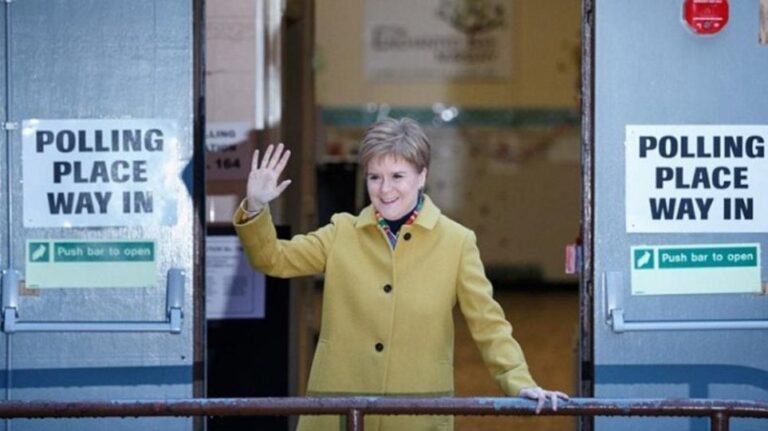 Χωρίς μάσκα η πρωθυπουργός της Σκωτίας – Ζήτησε συγγνώμη επειδή παραβίασε τα μέτρα