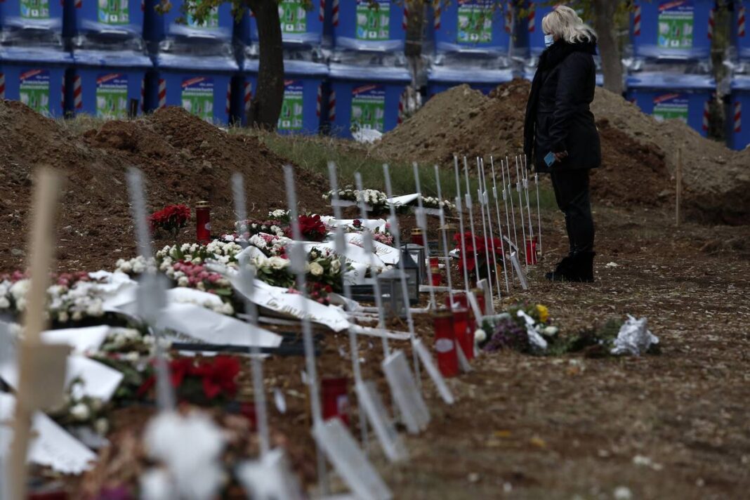 Συγκλονιστικές εικόνες στη Θεσσαλονίκη: Ανοίγουν τάφους για θύματα του κορωνοϊού