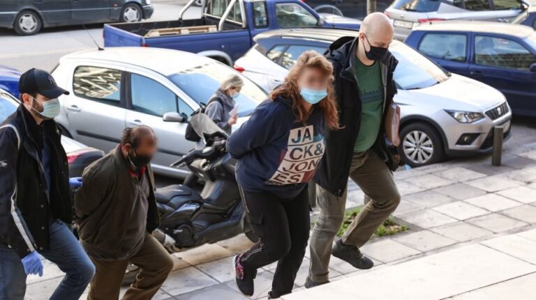 Δολοφονία 86χρονου: Προφυλακίστηκαν η γιαγιά και ο σύντροφος των δυο ανήλικων δραστών