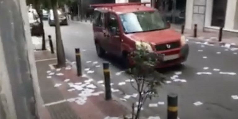 Καταδρομική επίθεση στο γραφείο της Σοφίας Νικολάου – Πέταξαν τρικάκια, ο γιος του Ν. Βούτση ανάμεσα στους προσαχθέντες