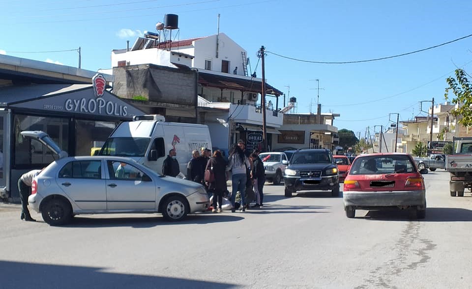 Ηράκλειο: Τραυματίστηκε διανομέας μετά από τροχαίο (εικόνες)