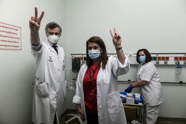 Εμβόλιο: Επιστήμονες και ειδικοί ακυρώνουν τους συνωμοσιολόγους και τα fake news