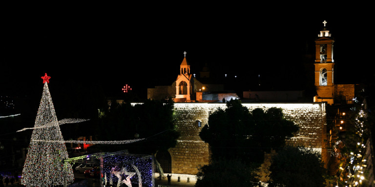 Τα ασυνήθιστα Χριστούγεννα της Βηθλεέμ: Φωταγωγήθηκε το δέντρο χωρίς παρουσία κόσμου