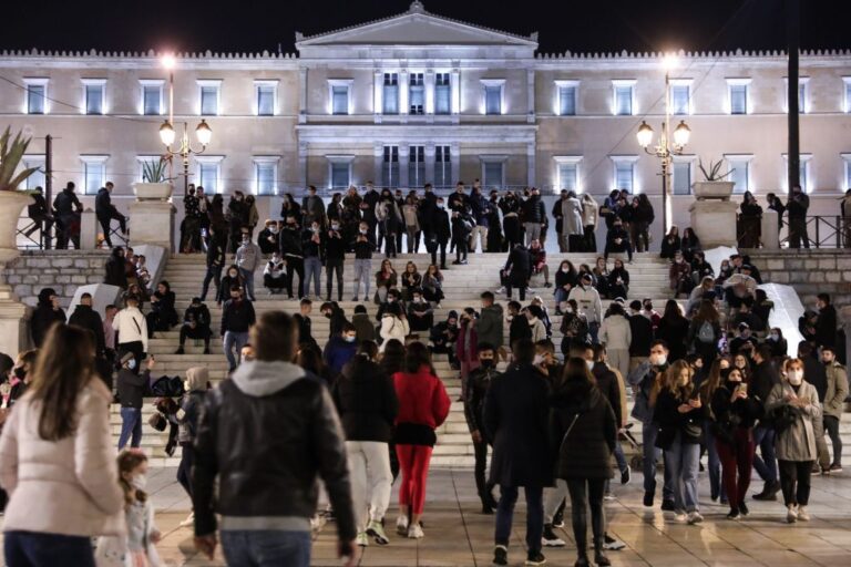 Lockdown: Απίστευτος συνωστισμός στην πλατεία Συντάγματος ανήμερα Χριστουγέννων