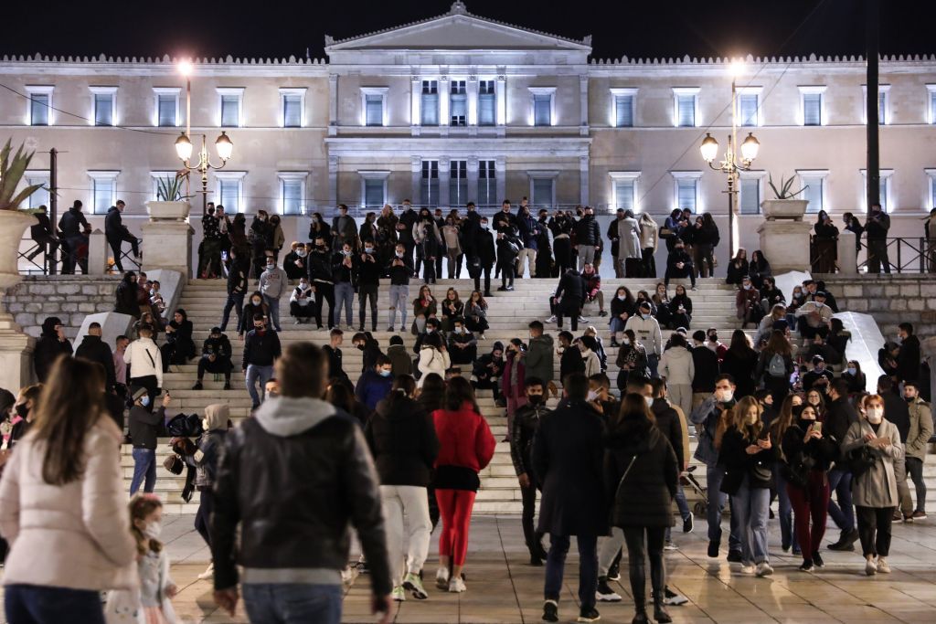 Lockdown: Απίστευτος συνωστισμός στην πλατεία Συντάγματος ανήμερα Χριστουγέννων