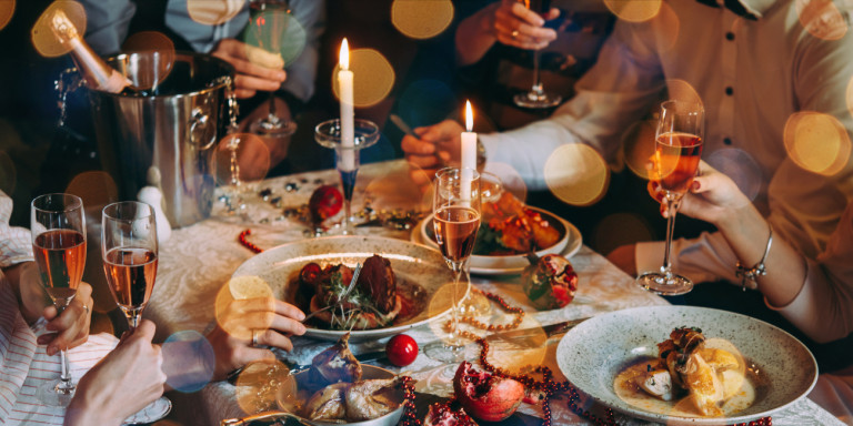 Κορωνοϊός: Σύγχυση με τα 9 άτομα στο γιορτινό τραπέζι – Τι λένε οι ειδικοί