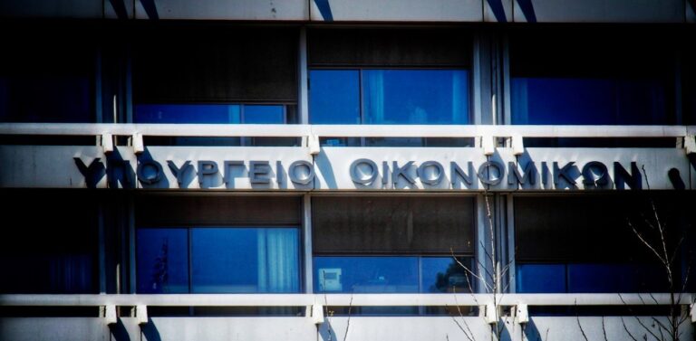 Υπουργείο Οικονομικών: Με υπέρβαση εσόδων κατά περίπου €500 εκατ. έκλεισε ο προϋπολογισμός του 11μηνου