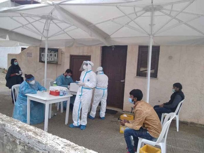 Στην Κρήτη η κινητή μονάδα του ΕΟΔΥ – Επαναληπτικά τεστ κορωνοϊού στους εργάτες γης