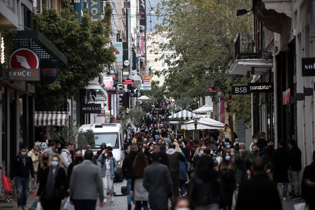 Κορωνοϊός: Κώδωνας κινδύνου από τους επιστήμονες, ενώ οι έμποροι ετοιμάζονται