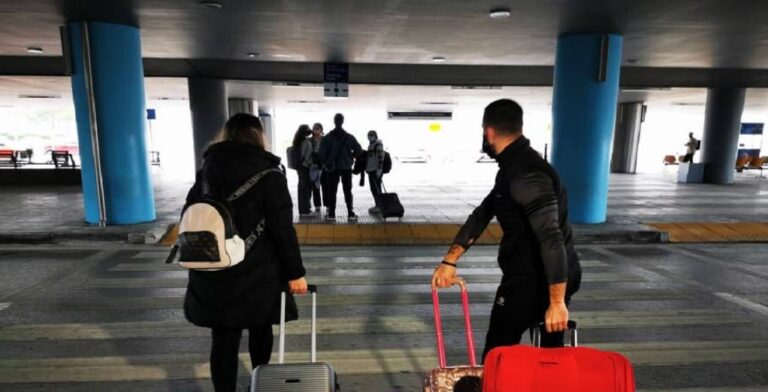 Τι λένε Έλληνες που γύρισαν από το Λονδίνο – Μπήκαν σε 7ημερη καραντίνα