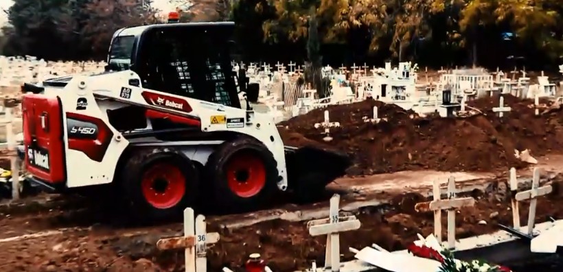 Εικόνες φρίκης σε νεκροταφείο της χώρας – Ανοίγουν τάφους για τα θύματα από κορωνοϊό