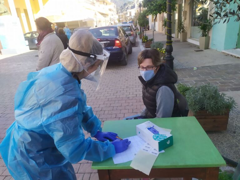 Συνεχίζονται τα rapid test στην Κρήτη (εικόνες)