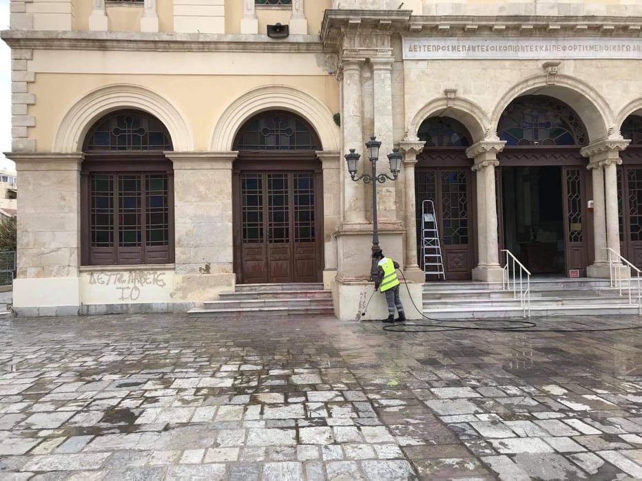 Ηράκλειο: Έκαναν… λαμπίκο τον μητροπολιτικό ναό μετά τον βανδαλισμό (εικόνες)