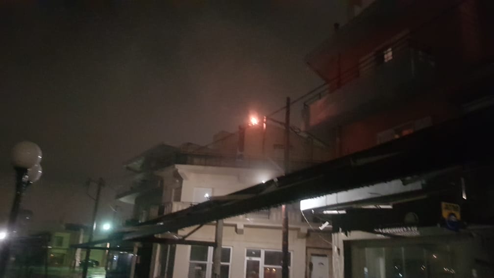 Κρήτη: Άρπαξαν φωτιά στύλοι της ΔΕΗ – Χωρίς ρεύμα οι κάτοικοι της περιοχής (εικόνες)