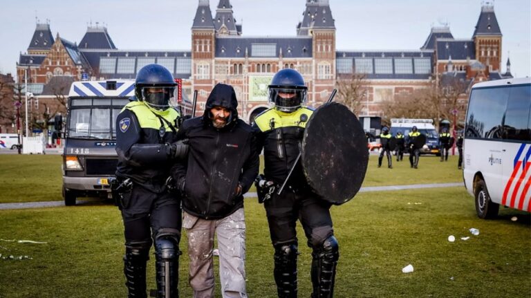Κορωνοϊός – Ολλανδία: Η αστυνομία διέλυσε πλήθος διαδηλωτών κατά του lockdown – Συνέλαβε 30 ανθρώπους