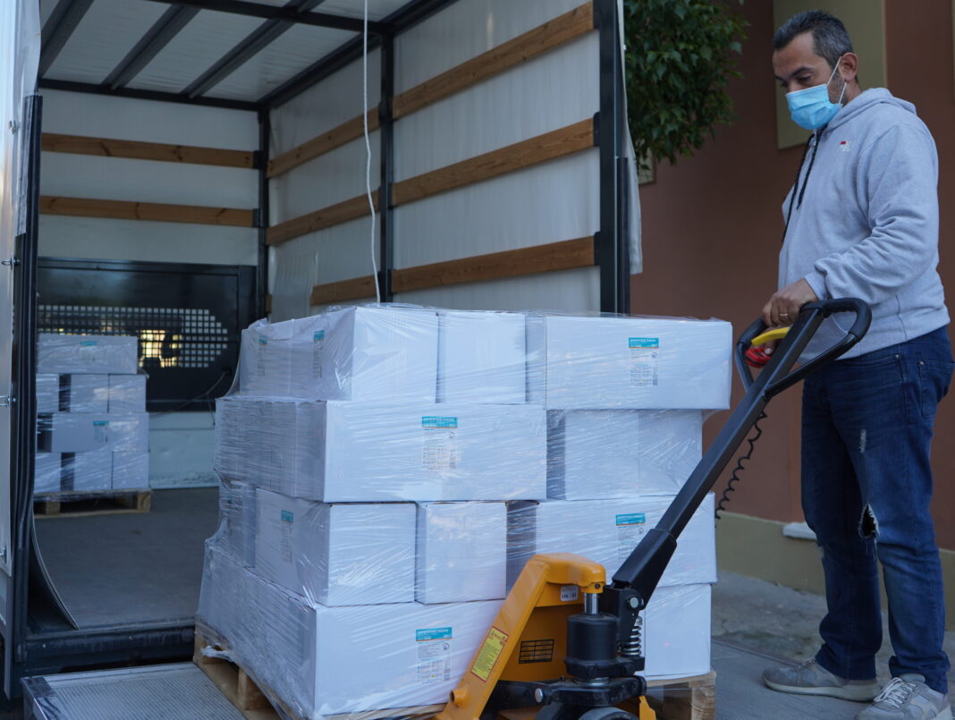 Κρήτη: Προσφορά 80.000 μάσκες για τα εμβολιαστικά κέντρα του νησιού (εικόνες)