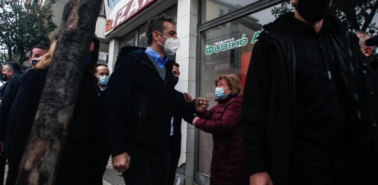 Στα Τρίκαλα ο Κυριάκος Μητσοτάκης – Τι συζήτησε με τους πολίτες