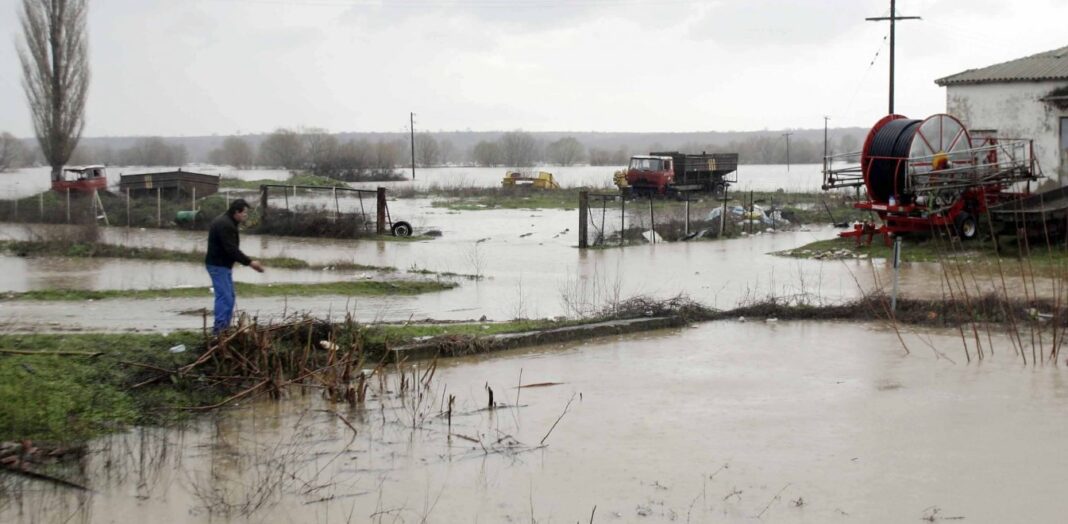 Κακοκαιρία: Οικισμοί αποκλεισμένοι, δεκάδες οδηγοί εγκλωβισμένοι στην εθνική οδό