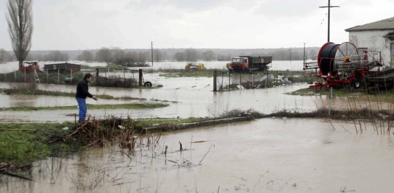 Κακοκαιρία: Οικισμοί αποκλεισμένοι, δεκάδες οδηγοί εγκλωβισμένοι στην εθνική οδό