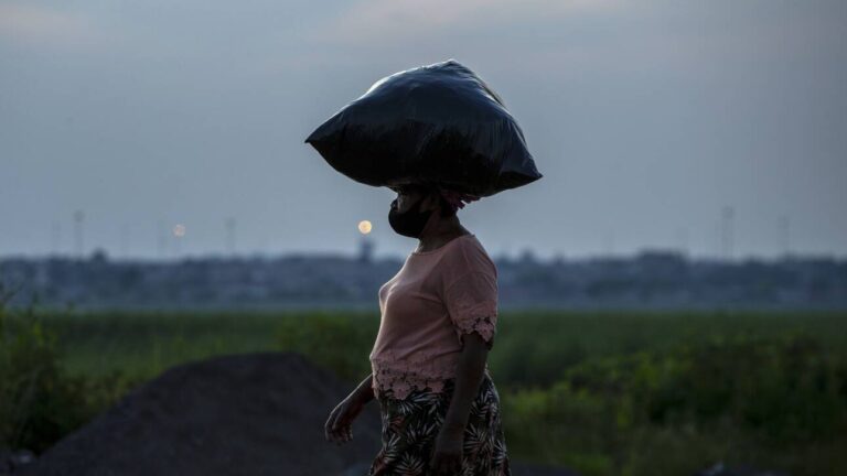 Κορωνοϊός – Ν.Αφρική: Η αστυνομία συλλαμβάνει αυτούς που δεν φορούν μάσκα
