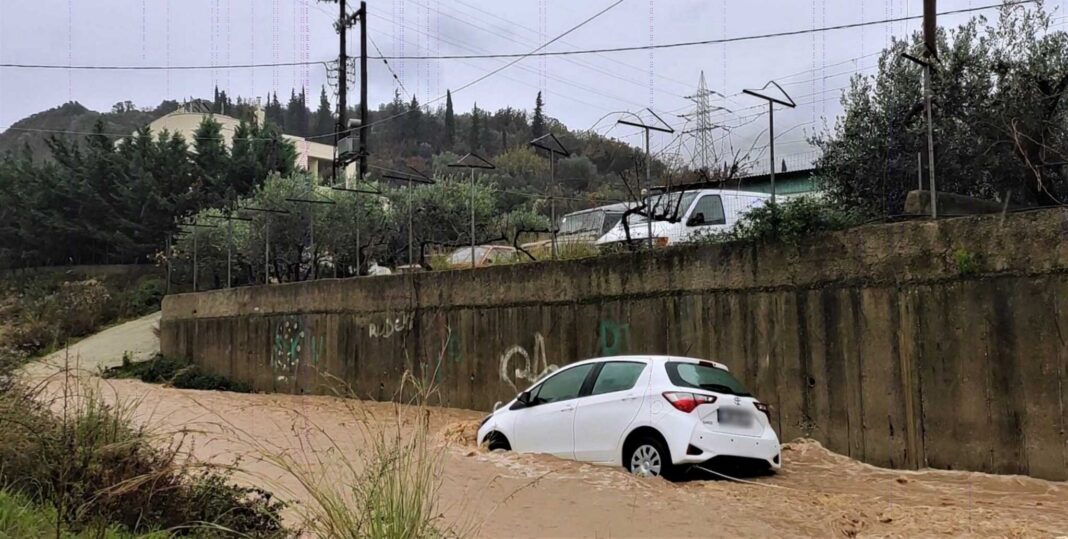 Οδηγός εγκλωβίστηκε στα ορμητικά νερά