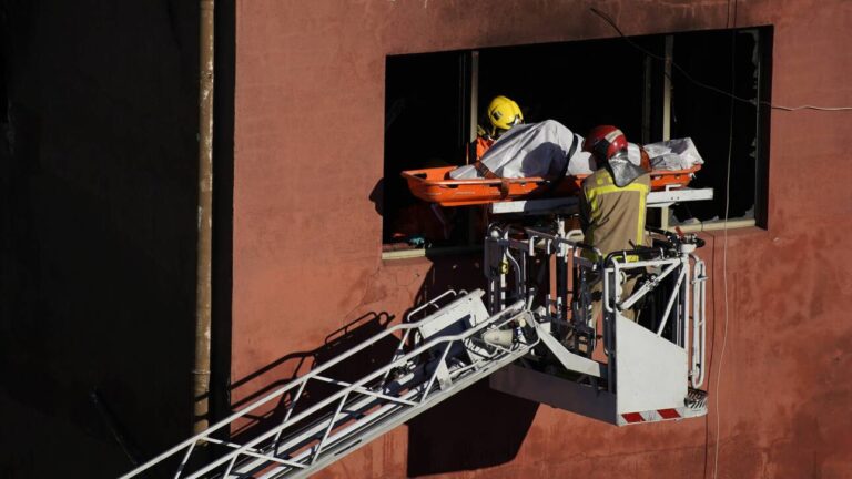 Μια 89χρονη νεκρή και 18 τραυματίες από πυρκαγιά σε οίκο ευγηρίας