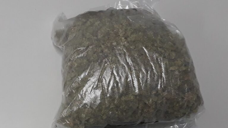 Έπιασαν τρία άτομα με ένα κιλό κάνναβης σε αυτοκίνητο