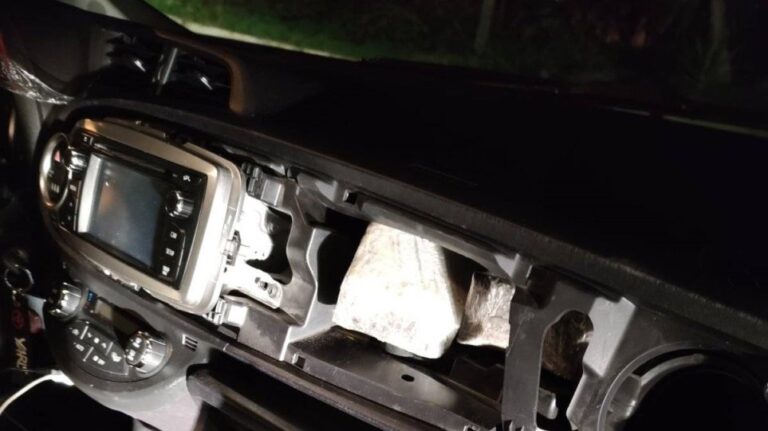 Στο ταμπλό του Ι.Χ. της έκρυβε τρία κιλά ηρωίνης