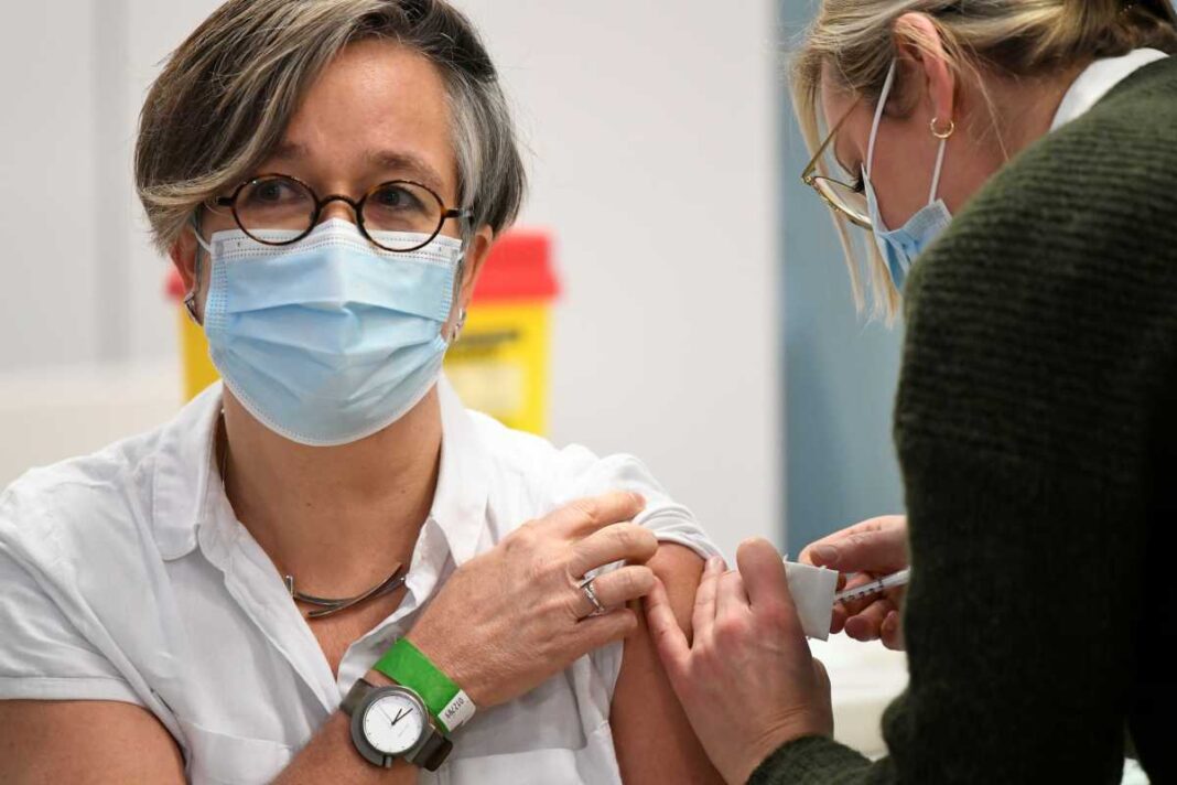 Ολλανδία: Άρχισαν με καθυστέρηση οι εμβολιασμοί – Πρώτη μια νοσοκόμα