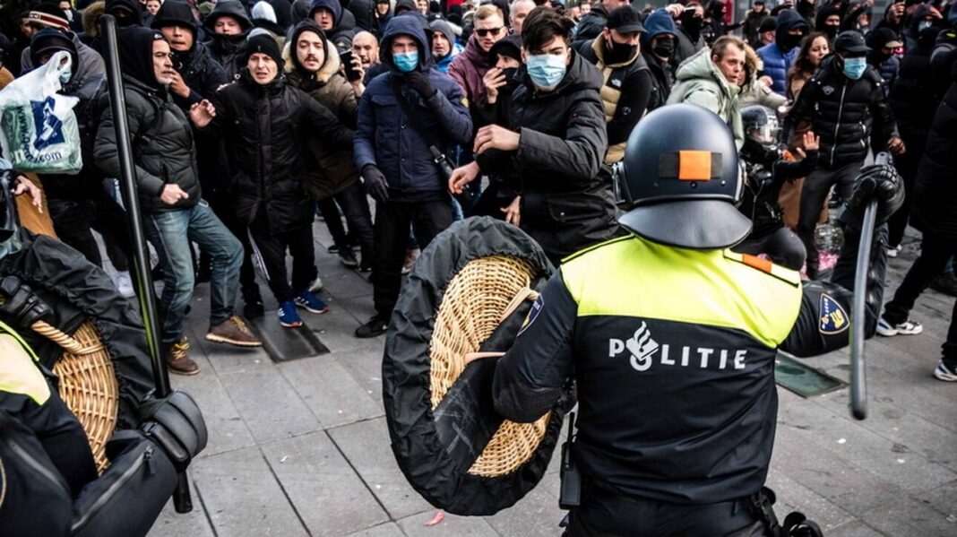 Κορωνοϊός – Ολλανδία: Συγκρούσεις διαδηλωτών την αστυνομία για την απαγόρευση κυκλοφορίας
