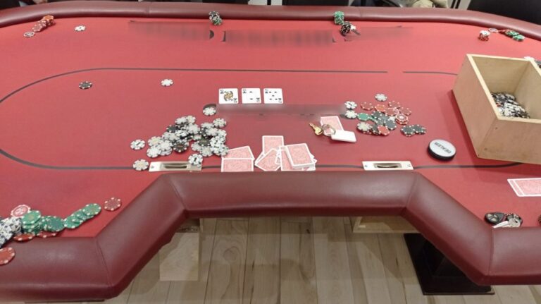 Μονοκατοικία έγινε χαρτοπαιχτική λέσχη – Πρόστιμο σε 78χρονο που άνοιξε το καφενείο και σέρβιρε πελάτες