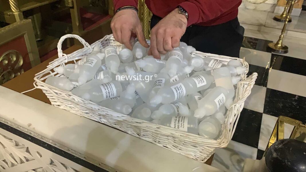 Θεοφάνεια: Μπουκαλάκια με αγιασμό για τους πιστούς για να προλάβουν τον συνωστισμό