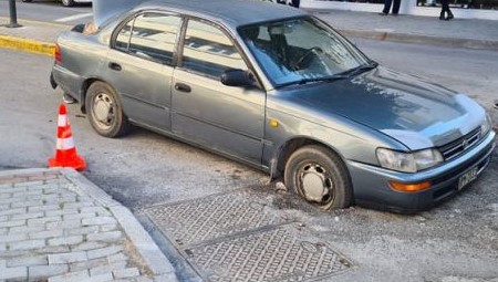 Κρήτη: Το αυτοκίνητο…βούλιαξε στον δρόμο (εικόνες)